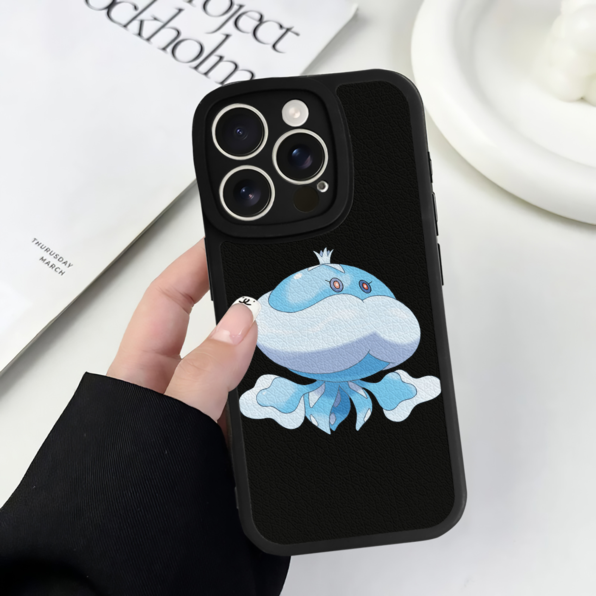 （画像用） ポケットモンスター Pokémon 【iPhone 16シリーズ対応】シリコンスマホケース（レザー調） 材質：シリコン